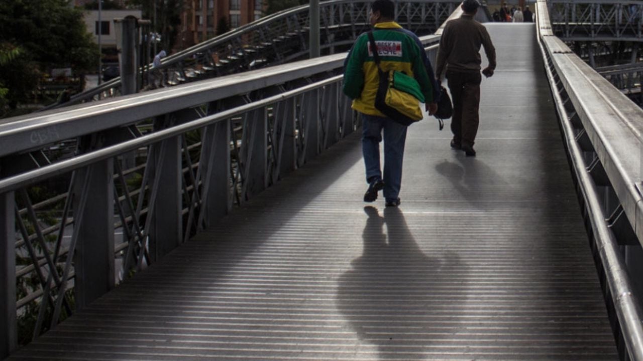 Los delincuentes están robando las placas de los puentes peatonales en horas nocturnas