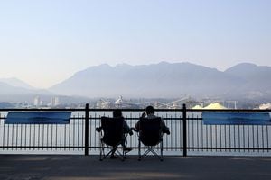 Los residentes sentados en sillas de jardín miran el puerto de Vancouver desde el parque Stanley durante una ola de calor en Vancouver, Columbia Británica, Canadá, el lunes 28 de junio de 2021. Se espera que el calor continúe durante varios días en algunas partes de Columbia Británica, según advertencias meteorológicas del gobierno. Fotógrafo: Trevor Hagan / Bloomberg a través de Getty Images