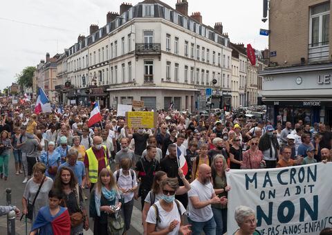 Manifestantes protestan en la ciudad de Lille, en el norte de Francia, contra el pase de coronavirus requerido para entrar a restaurantes, bares y trenes de larga distancia, el sábado, 21 de agosto del 2021. (AP Foto/Michel Spingler)