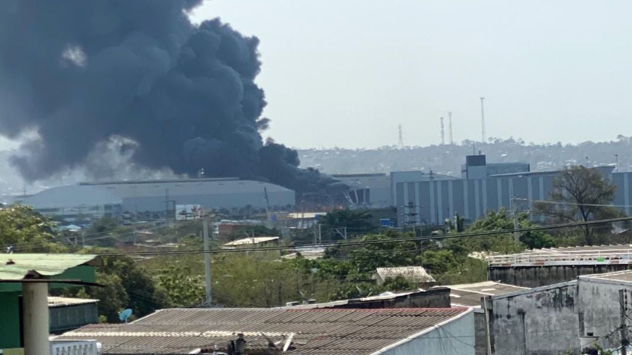 Emergencia en el puerto de contenedores de Cartagena por explosión en una bodega