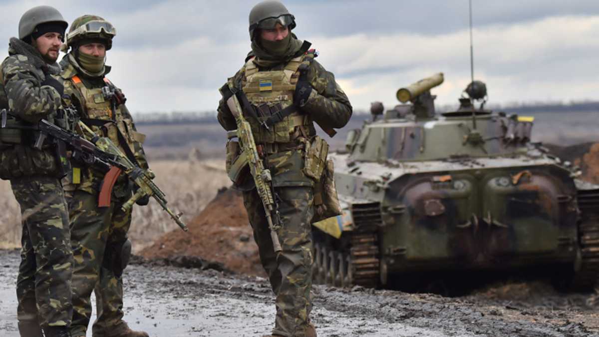 Miembros del Ejército ucraniano llegan a Kiev. 