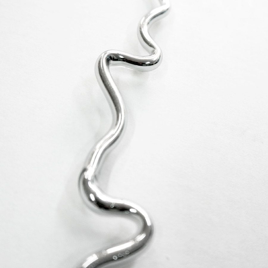 "Río Atrato en mercurio" de Lina Mazenett Instalación (tubo de vidrio y mercurio líquido, base de madera y urna de acrílico). Cortesía de Premio Arte Joven