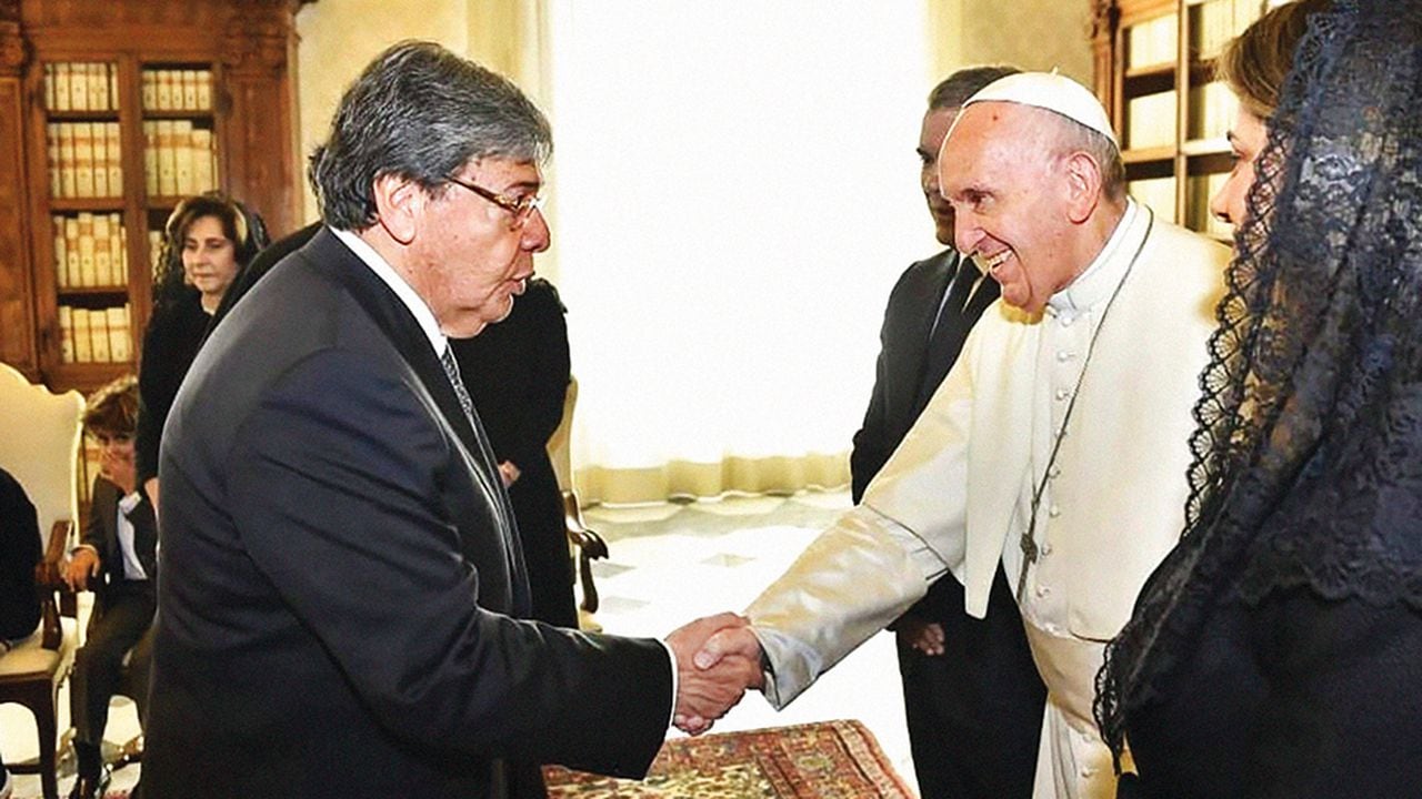    Carlos Holmes Trujillo, en su última visita al papa Francisco. El exministro fue diplomático durante varios años. 
