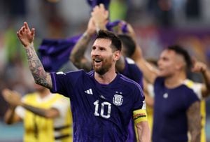 Lionel Messi de Argentina celebra la victoria luego del partido del Grupo C de la Copa Mundial de la FIFA Qatar 2022 entre Polonia y Argentina en el Estadio 974 en Doha, Qatar. (Foto de Catherine Ivill/Getty Images)
