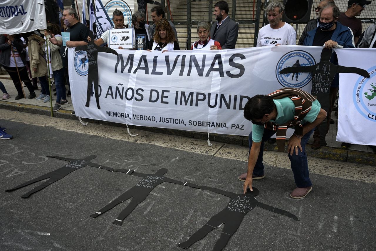 Veteranos de la Guerra de las Malvinas protestan fuera de la sede de la Corte Suprema Argentina pidiendo justicia para las víctimas.