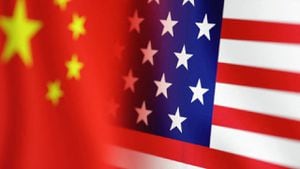 Ilustración de las banderas estadounidenses y chinas. Ambos países, en tensión.