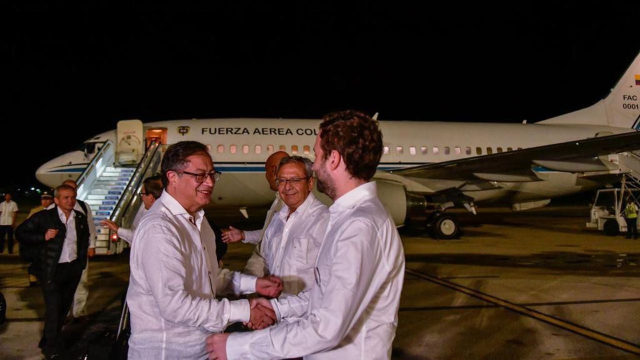 En medio de la crisis de su Gobierno, presidente Petro llegó a Cuba para firmar el cese bilateral con el ELN