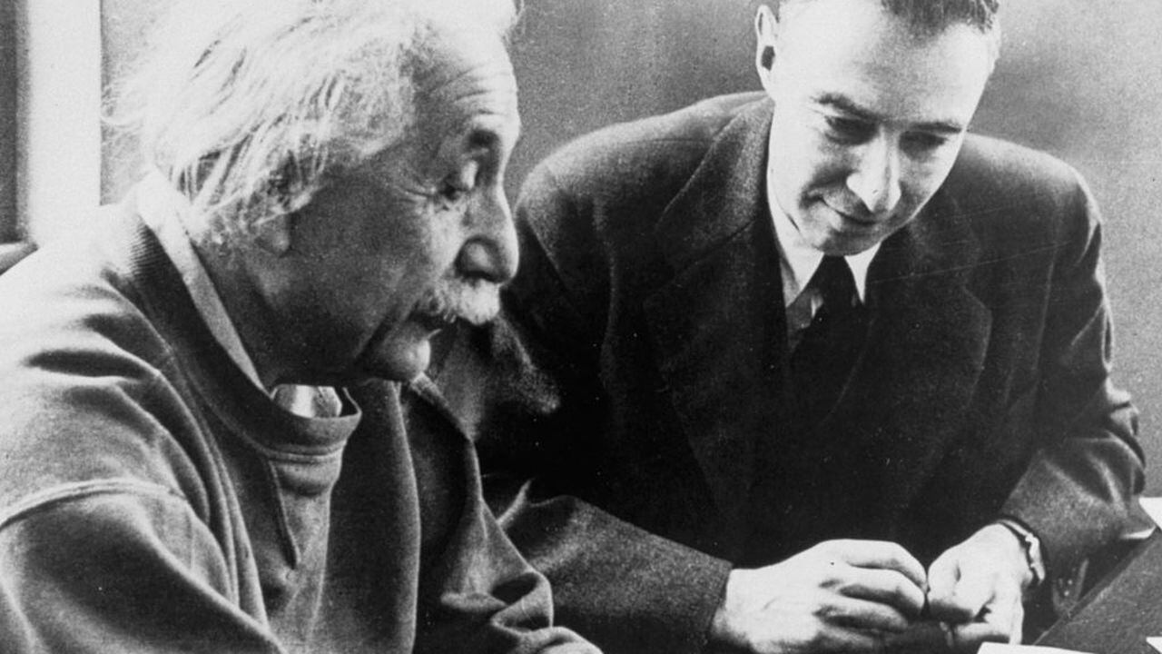 Oppenheimer aprendiendo de Einstein (Foto de © CORBIS/Corbis vía Getty Images)