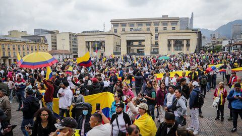 Por medio de redes sociales y con el #ALaCalle22A, diferentes ciudadanos en algunas partes del país reportaron su manifestación pública en las calles.