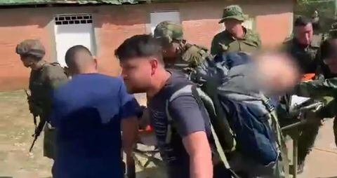 Soldados de la Segunda División del Ejército ayudaron a evacuar a los heridos tras el atentado en Tibú, donde murieron tres personas.