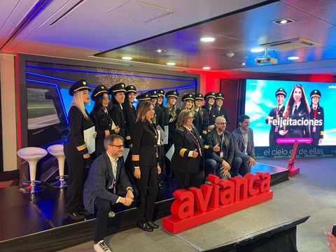 Avianca celebró la graduación del primer curso de pilotos exclusivo para mujeres realizado por la aerolínea. Doce jóvenes son las nuevas capitanas
