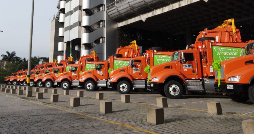 Flota de camiones recolectores de basura de Medellín.