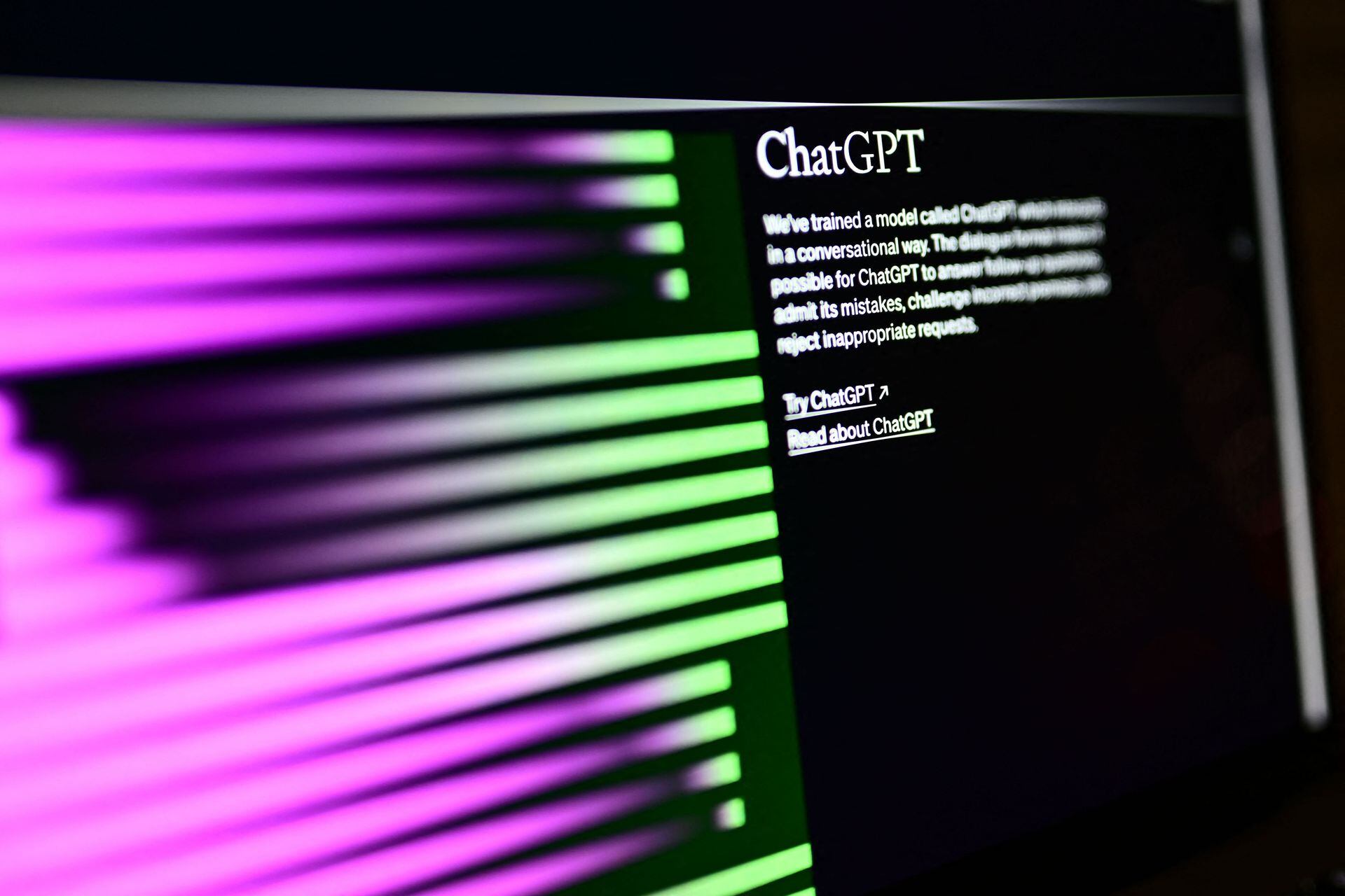 Una pantalla de computadora con la página de inicio del sitio web de inteligencia artificial OpenAI, mostrando su robot chatGPT.