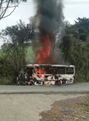 Vehículo incinerado en el marco del paro armado del Clan del Golfo en Antioquia.