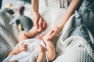 Pies de bebé en manos de la madre. Mamá y su hija. Concepto de familia feliz. Imagen conceptual de la maternidad.