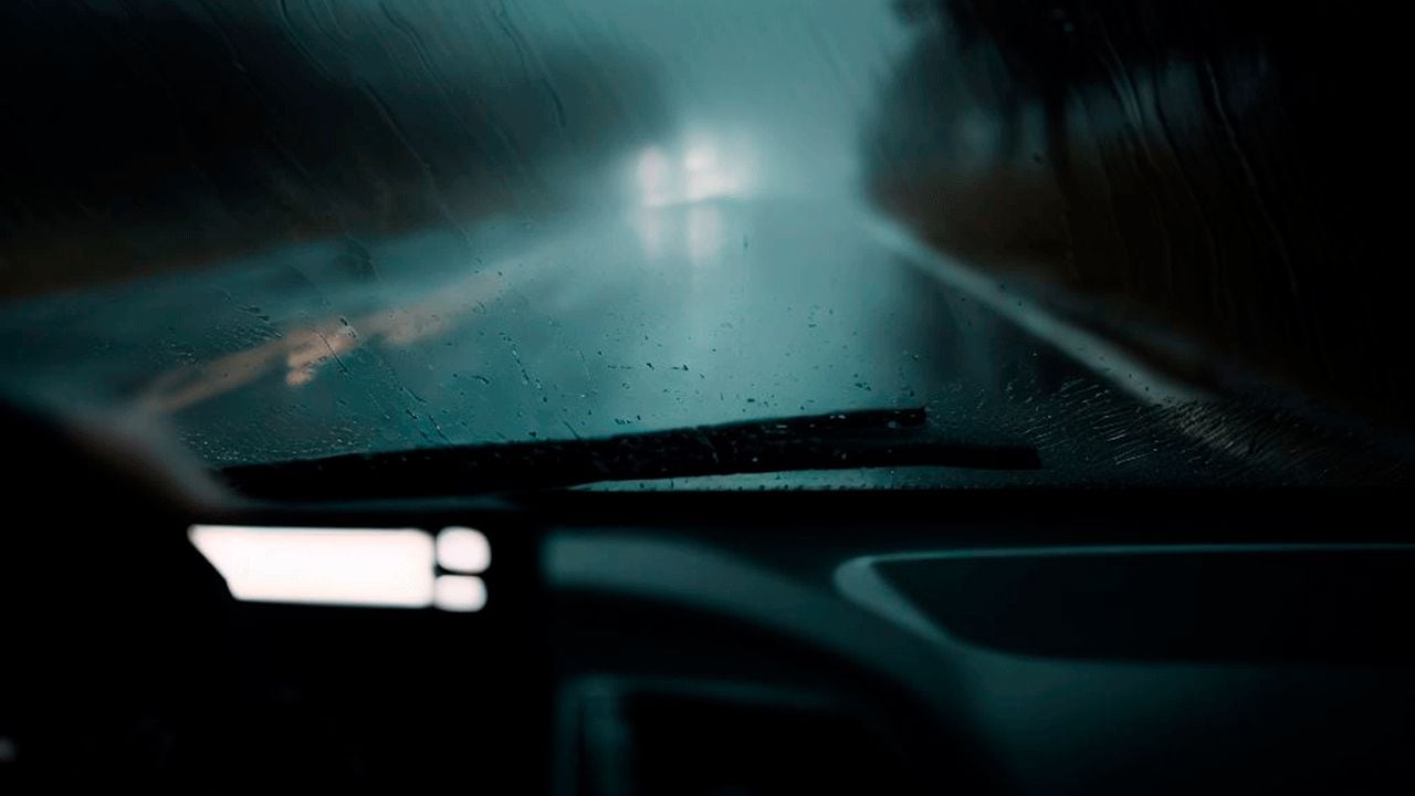 Conducir bajo la lluvia demanda una mayor habilidad a causa de la baja visibilidad.