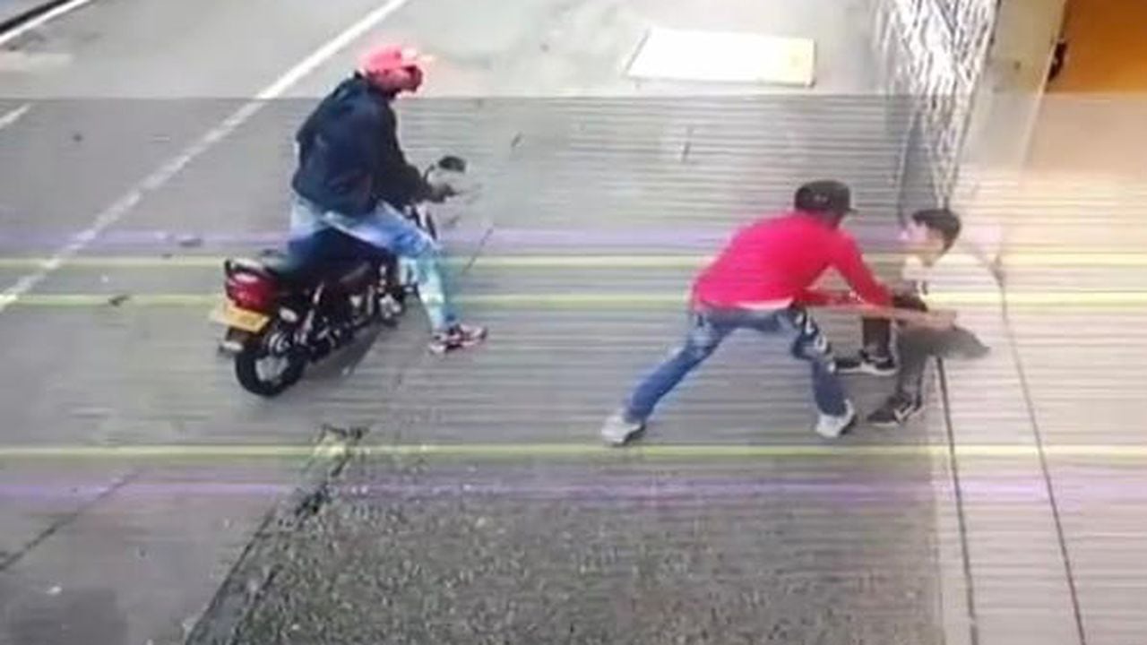 Ladrones en moto lo atracaron dos veces en el centro de Cali.
