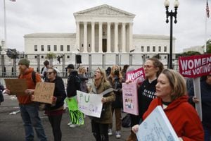 Los manifestantes sostienen carteles durante una manifestación del Día de la Madre en apoyo del derecho al aborto en la Corte Suprema de los Estados Unidos el 8 de mayo de 2022 en Washington, DC.