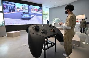 Una persona juega junto a un control gigante de videojuegos y un televisor, en Seúl (Photo by Jung Yeon-je / AFP)