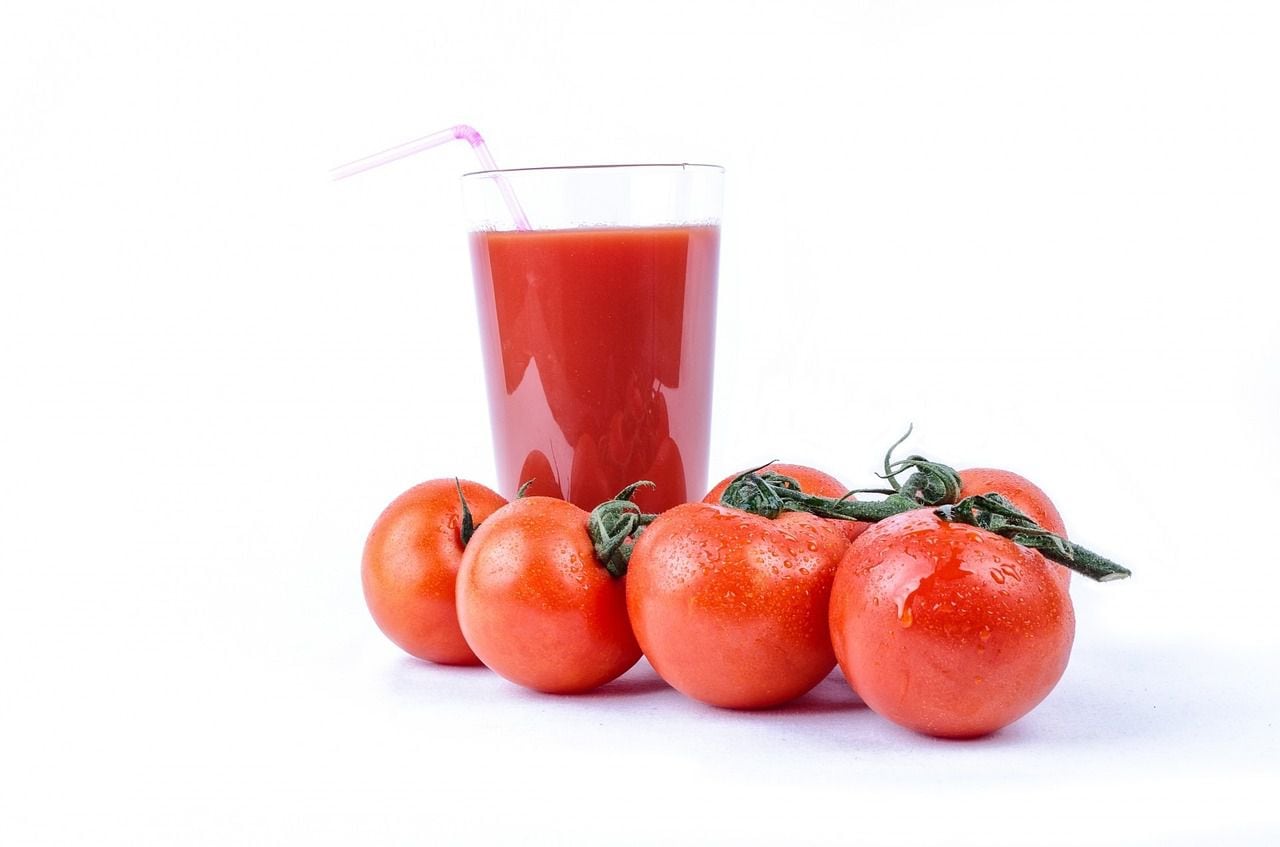 El jugo de tomate es rico en vitaminas y minerales, como la vitamina C, vitamina A, potasio y antioxidantes.