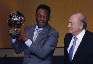 En 2014 Pelé recibió el Balón de Oro honorífico en homenaje a su carrera deportiva.
