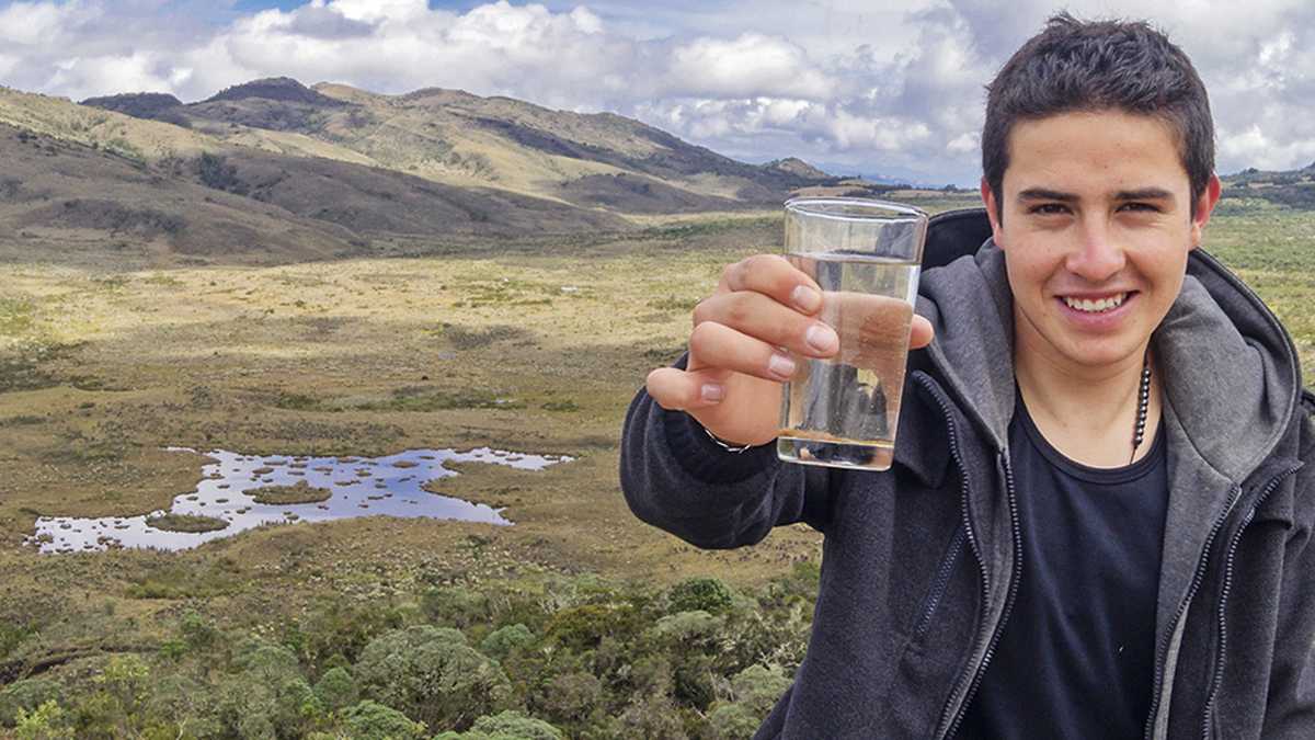 Nacimiento. En esa fuente de agua, con la forma del mapa de Colombia, está la pureza, que representa el vaso transparente.
