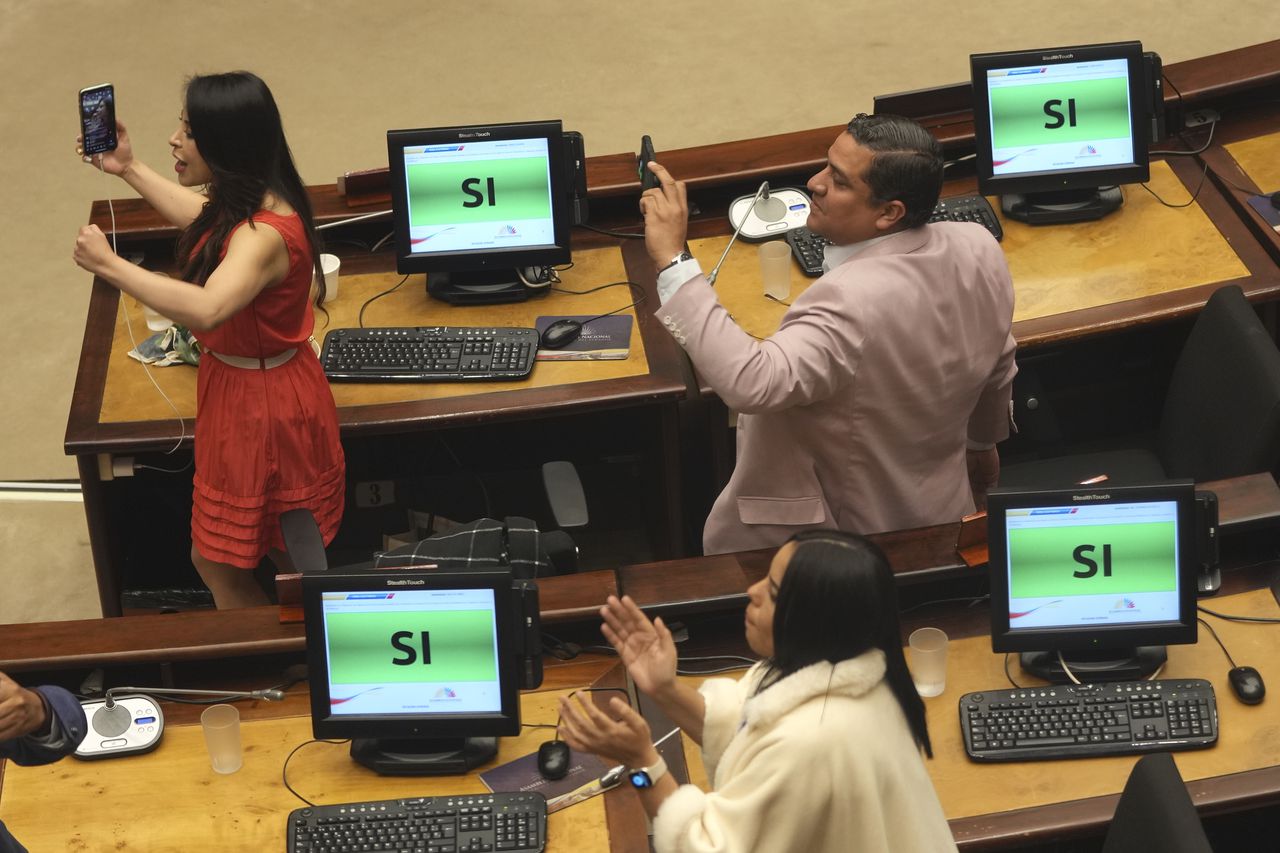 Los legisladores reaccionan luego de que la Asamblea Nacional aprobara el juicio político al presidente Guillermo Lasso en Quito, Ecuador