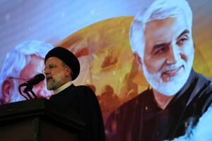 El presidente iraní, Ebrahim Raisi, se dirige a una ceremonia que marca el aniversario de la muerte del difunto general de la Guardia Revolucionaria Qassem Soleimani, que se muestra en el cartel de fondo, quien murió en Irak en un ataque con aviones no tripulados estadounidenses en 2020. (AP Photo/Vahid Salemi)