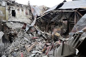 Destrozos causados por un bombardeo ruso en el Teatro de la Academia Dramática Regional de Donetsk en Mariúpol (Ucrania) el 16 de marzo del 2022. La foto es del 4 de abril.