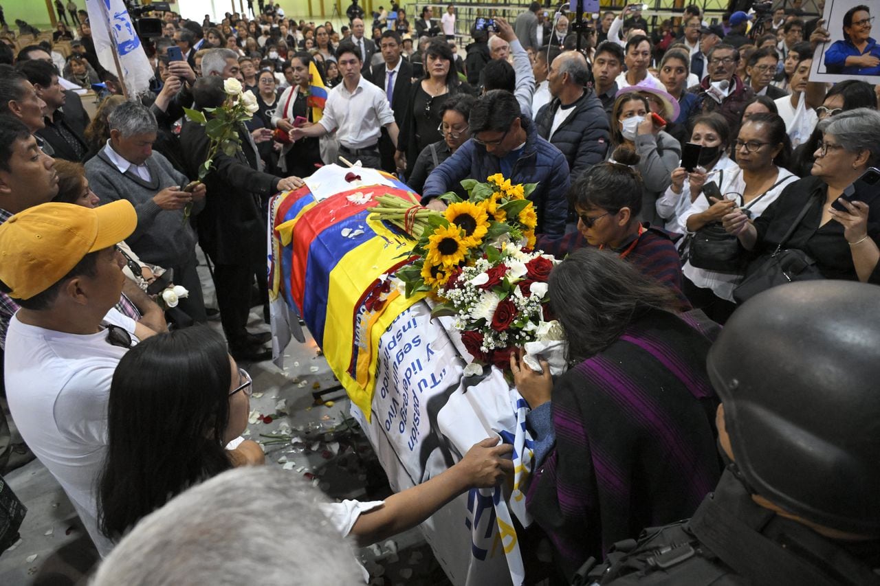 Presidenciable ecuatoriano asesinado fue sepultado tras homenaje público