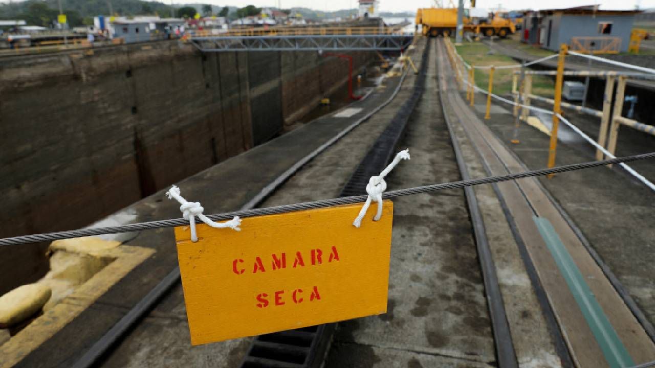 Archivo del mantenimiento periódico de las esclusas de West Lane de Pedro Miguel en el Canal de Panamá.