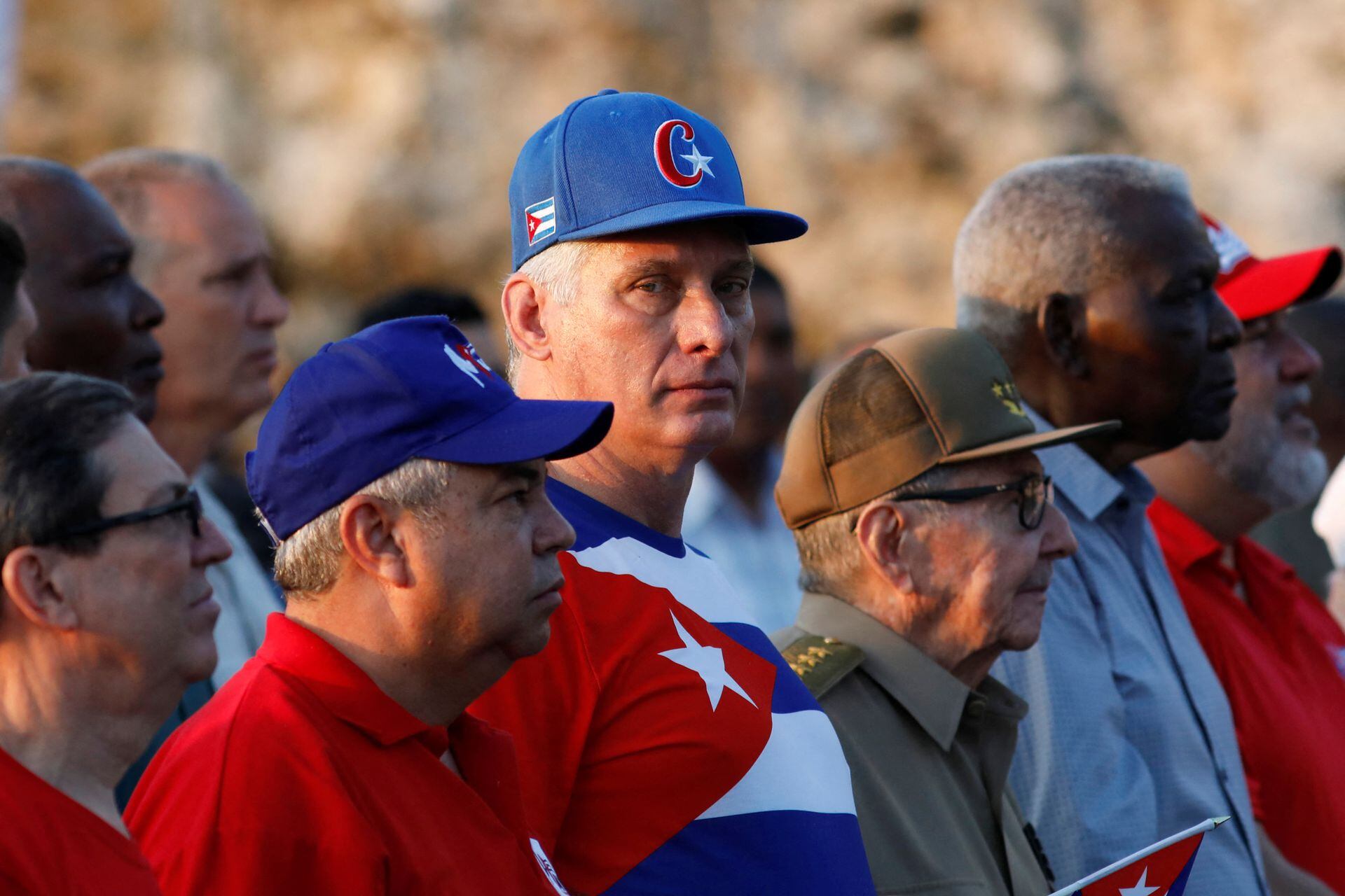 El presidente de Cuba y primer secretario del Partido Comunista, Miguel Díaz-Canel, observa la celebración del Día Internacional del Trabajador en La Habana