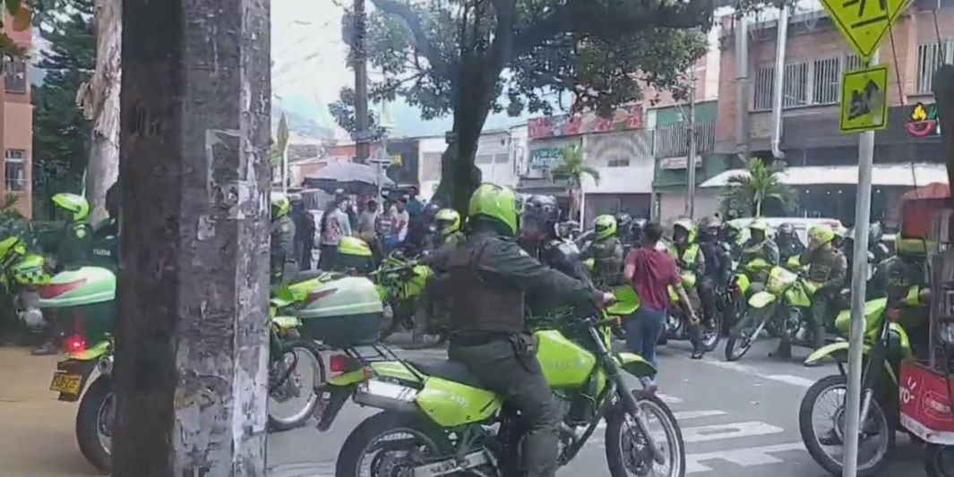 Uniformados de la Policía se encuentran a los alrededores de la Universidad de Antioquia.