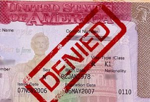 El fraude de matrimonio es causal de deportación y para el ciudadano estadounidense recibe 5 años de prisión o una fianza de US$200.000.