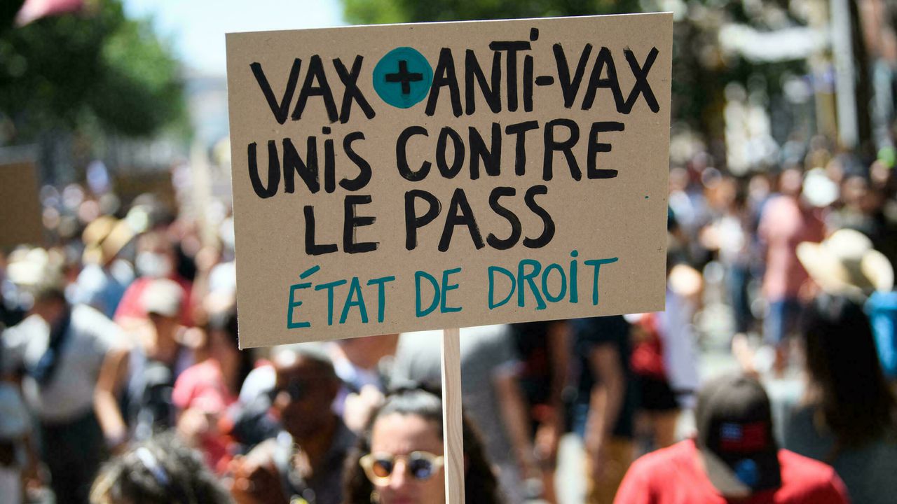 En Francia se vivieron marchas masivas por la introducción de medidas que haría básicamente obligatoria la vacunación. Foto: AFP- Clément Mahoudeau