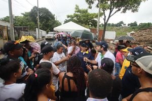 Los habitantes de más de 30 viviendas damnificadas por un derrumbe en Barranquilla, son atendidos por autoridades locales.
