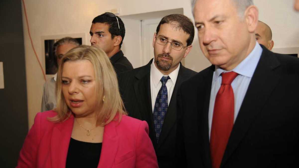 la esposa del primer ministro israelí Benjamin Netanyahu, fue inculpada este jueves por fraude y abuso de confianza.
