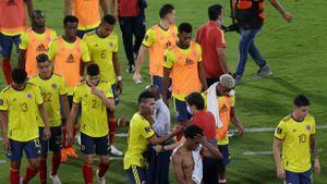 CORDOBA, ARGENTINA - FEBRUARY 01: Radamel Falcao (C) of Colombia leave the pitch with teammates Juan Cuadrado and James Rodríguez after losing a match between Argentina and Colombia as part of FIFA World Cup Qatar 2022 Qualifiers at Mario Alberto Kempes Stadium on February 01, 2022 in Cordoba, Argentina. (Photo by Daniel Jayo/Getty Images)