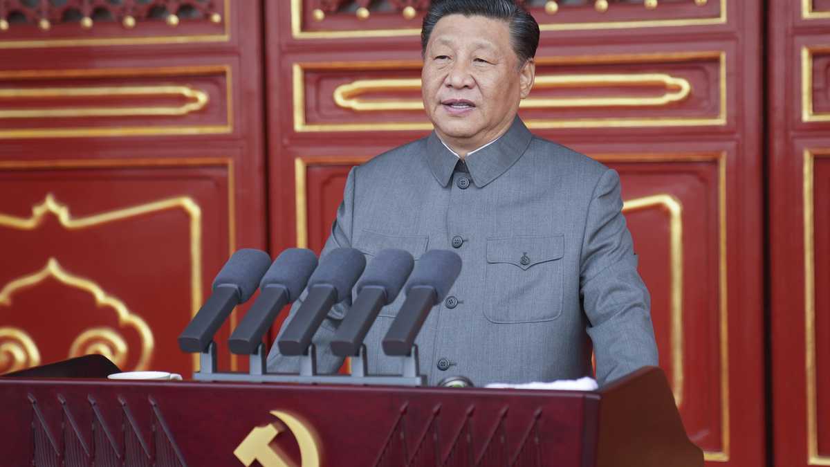En esta foto proporcionada por la Agencia de Noticias Xinhua de China, el presidente chino y líder del partido, Xi Jinping, pronuncia un discurso en una ceremonia que marca el centenario del Partido Comunista gobernante en Beijing, China, el jueves 1 de julio de 2021. Foto: Li Xueren/Xinhua vía AP.