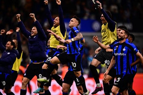 El delantero argentino Lautaro Martínez celebra con sus compañeros la clasificación del Inter de Milán a la final de la Copa de Italia. Foto: AFP
