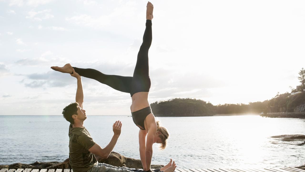 Practicar yoga con tu pareja puede fortalecer tus relaciones