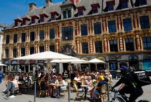Personas disfrutan comida en un restaurante al aire libre en Lille, Francia, el miércoles, 9 de junio del 2021.  (AP Foto/Michel Spingler)