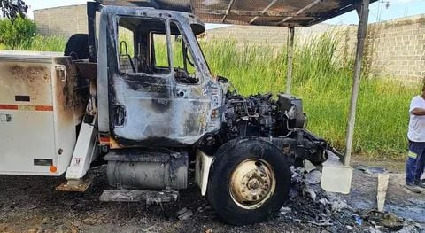 El vehículo fue incinerado por desconocidos.