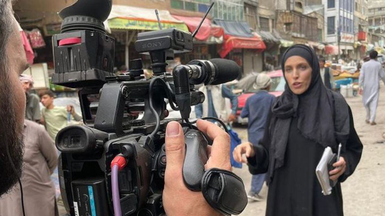 Reportera Clarissa Ward se enfrenta a los talibanes.