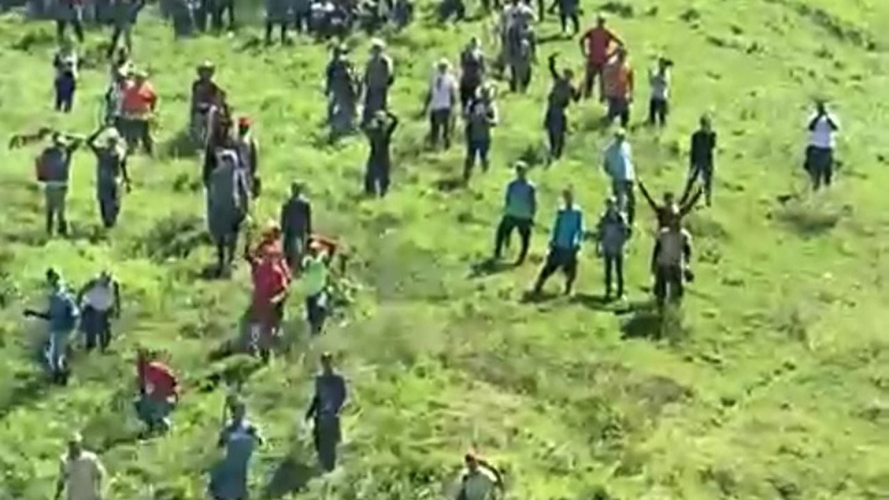 El impactante video que muestra a campesinos frenar operaciones del Ejército en la zona donde secuestraron a dos soldados en Antioquia.