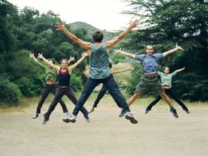 Saltos de tijera (Jumping jacks): El ejercicio Jumping Jack. Depende de la intensidad puede llegar a quemar aproximadamente 350 calorías por 30 minutos de ejercicio.
