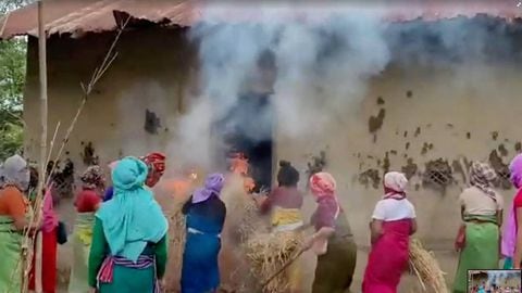 Mujeres ponen heno en llamas en la casa del acusado en el caso del video viral de Manipur.
