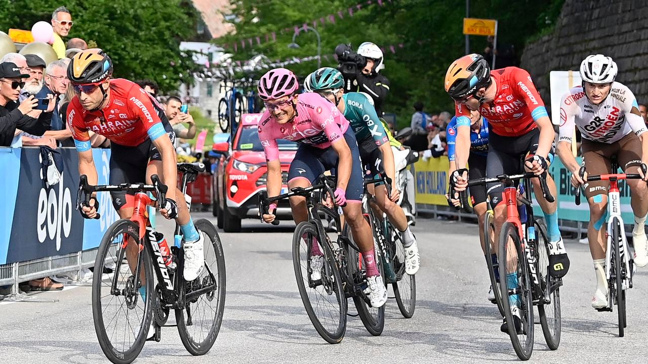 Ecuador's Richard Carapaz, 2nd left, wears the pink jersey of the overall leader as he competes in the 17th stage of the Cycling Giro D'Italia from Ponte Di Legno to Lavarone, northern Italy, Wednesday, May 25, 2022. (Fabio Ferrari/LaPresse via AP)