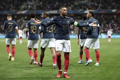 Kylian Mbappe guió el apabullante triunfo de Francia por 14-0