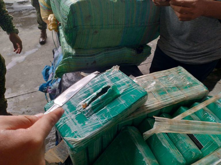 Decenas de paquetes que contenían cocaína y marihuana fueron hallados en la embarcación.